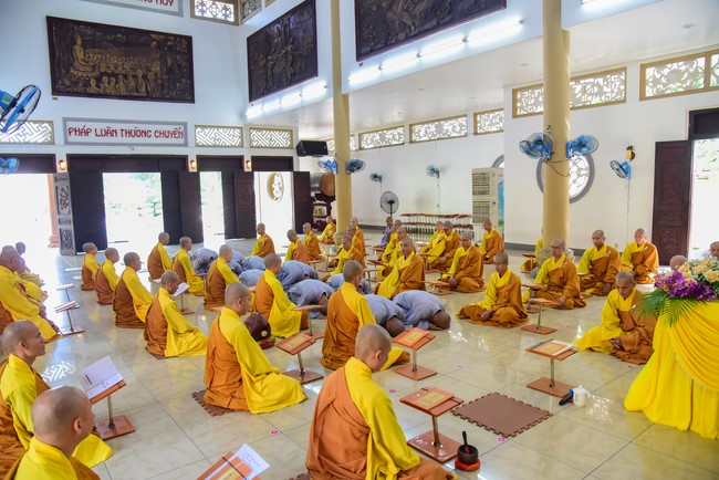 Pratimoksa commandment rite and precept listen at Hoang Phap pagoda